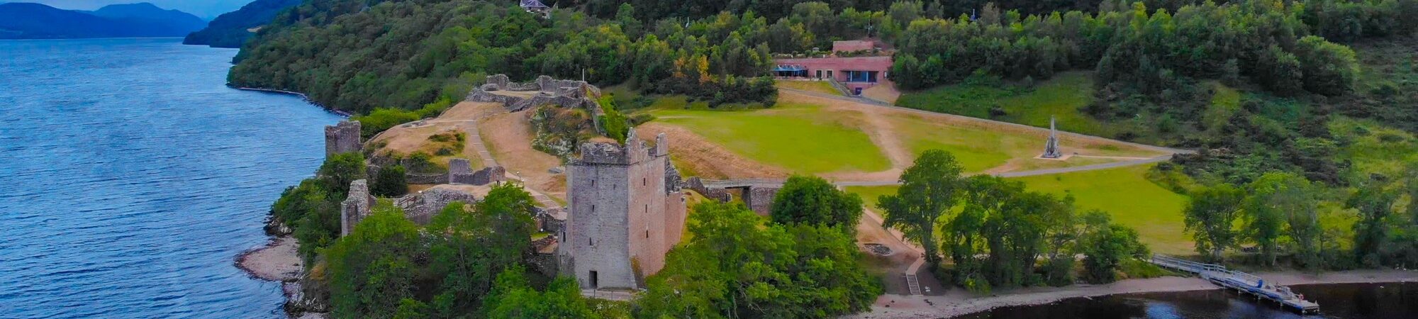 Le Urquhart castle et le Loch Ness - © 4kclips 