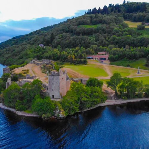 Le Urquhart castle et le Loch Ness - © 4kclips