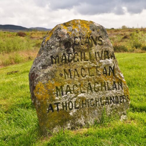 A stele commemorating the Battle of Culloden in Scotland - © Cablach - Getty Images