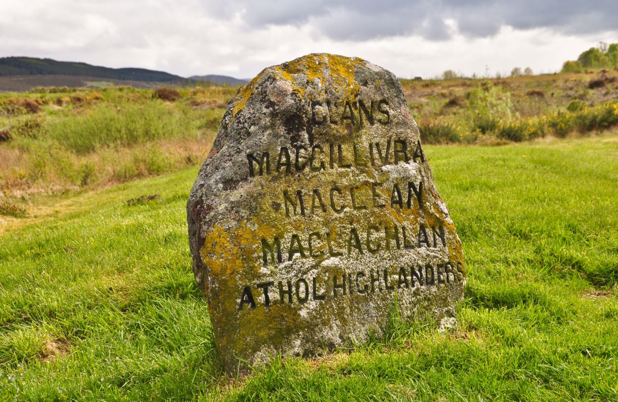 A stele commemorating the Battle of Culloden in Scotland - © Cablach - Getty Images